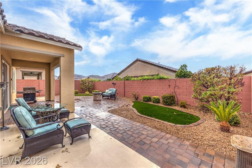 Covered patio with gas barbecue stub