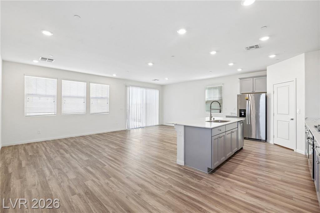 Vacant great room looking toward the kitchen island