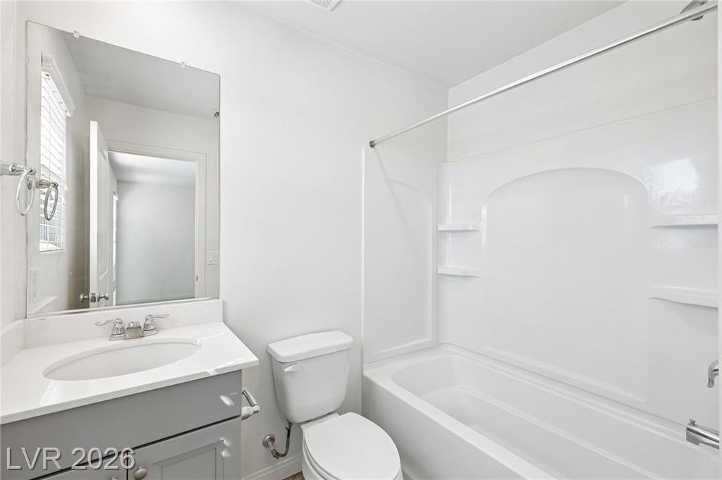 En suite bath in the front bedroom with a tub-shower combination