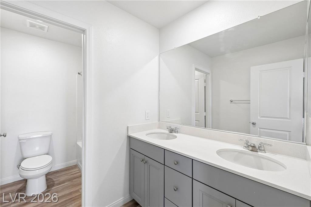 Upstairs hall bath with dual sinks at 3212 Segesta Avenue