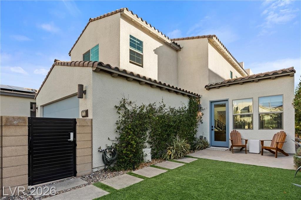Synthetic turf side yard with climbing vines and a covered patio